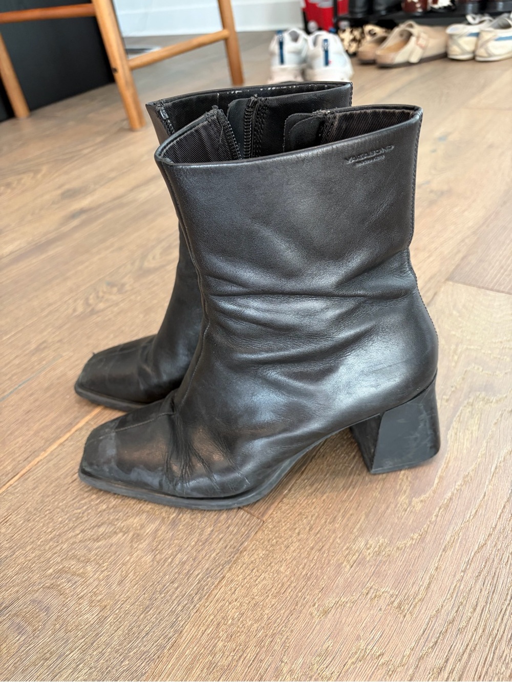 Vagabond Black Leather Pointed Toe Ankle Boots - Picture 4 of 5